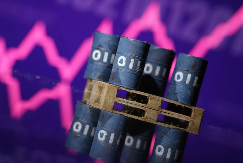 © Reuters. FILE PHOTO: Miniatures of oil barrels and a rising stock graph are seen in this illustration taken January 15, 2024. REUTERS/Dado Ruvic/Illustration/File photo