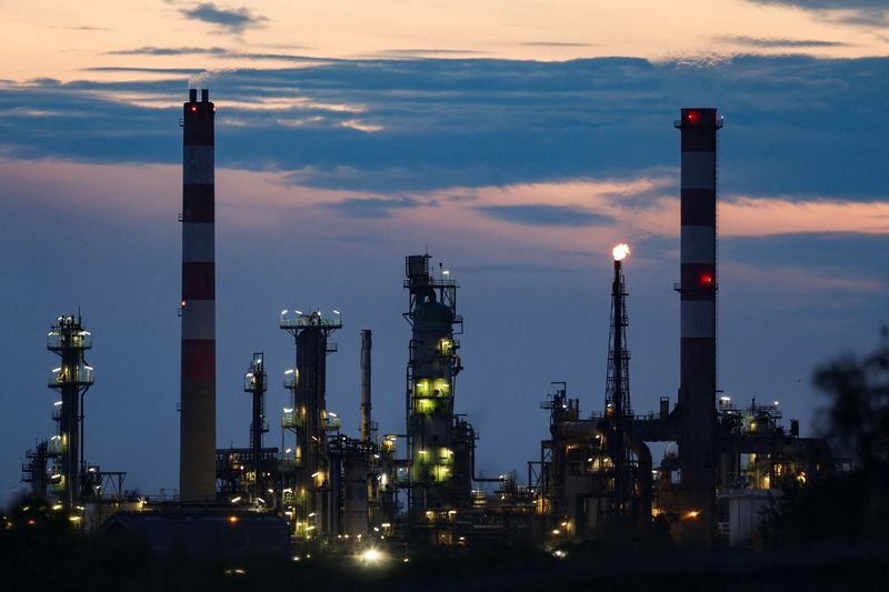 © Reuters. A general view of a French oil Esso refinery by night in Fos-sur-Mer, France, May 13, 2024. REUTERS/Manon Cruz