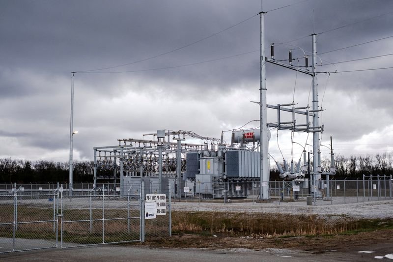 © Reuters. FILE PHOTO: A power station collecting energy from solar panels sits on farmland in Wheatfield, Indiana, U.S., April 5, 2024. REUTERS/Jim Vondruska/File Photo