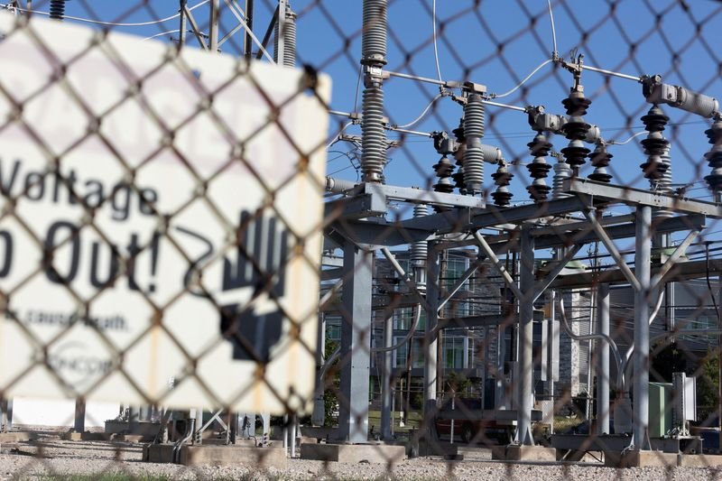 © Reuters. FILE PHOTO: Power lines are seen during a heat wave with expected temperatures of 102 F (39 C) in Dallas, Texas, U.S. June 12, 2022. REUTERS/Shelby Tauber/File Photo