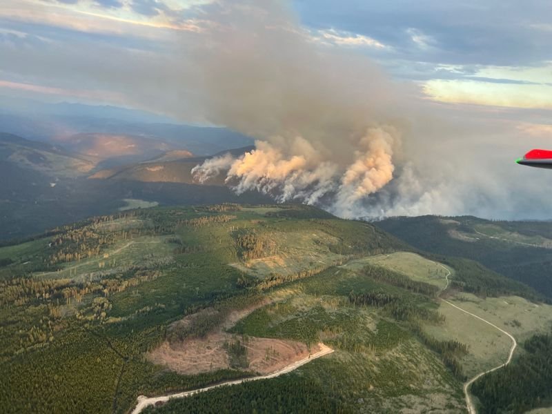 © Reuters. Smoke rises from the Lower Campbell Creek wildfire (K51472) wildfire northwest of Beaverdell, British Columbia, Canada July 24, 2024.   BC Wildfire Service/Handout via REUTERS. 