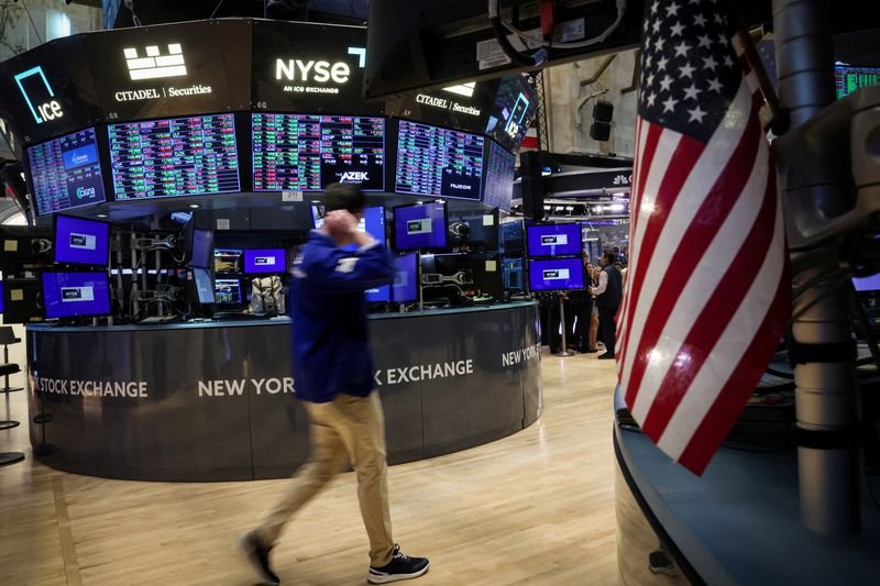 © Reuters. FILE PHOTO: Traders work on the floor at the New York Stock Exchange (NYSE) in New York City, U.S., July 3, 2024. REUTERS/Brendan McDermid/File Photo