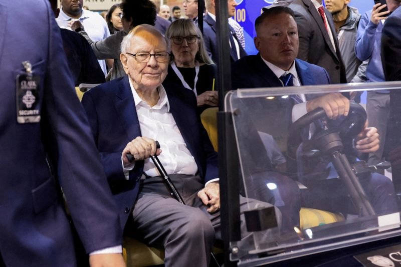 © Reuters. FILE PHOTO: Berkshire Hathaway Chairman Warren Buffett attends the Berkshire Hathaway Inc annual shareholders