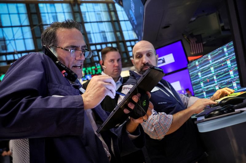 © Reuters. Traders work on the floor at the New York Stock Exchange (NYSE) in New York City, U.S., July 3, 2024. REUTERS/Brendan McDermid/File Photo