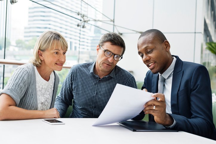 A couple sits down with their advisor to discuss a dividend investing strategy.