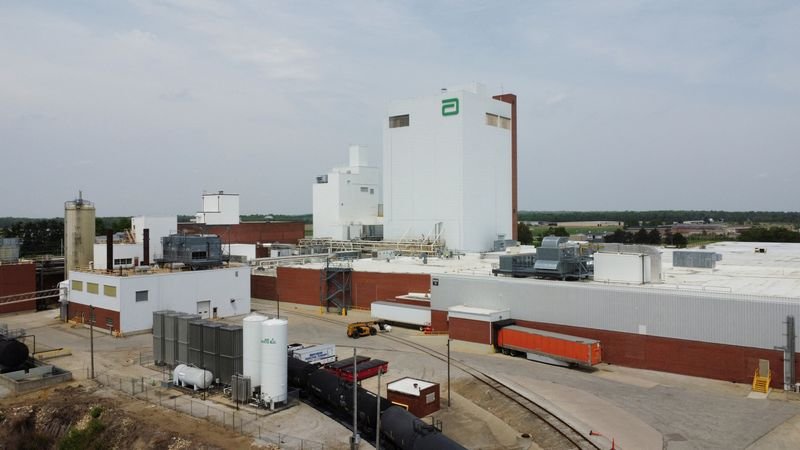 © Reuters. FILE PHOTO: The Abbott Laboratories facility where dozens of recalled types of powdered baby formulas were made leading to production being halted at the location in Sturgis, Michigan, U.S., May 20, 2022. Picture taken with a drone. REUTERS/Eric Cox/File Photo