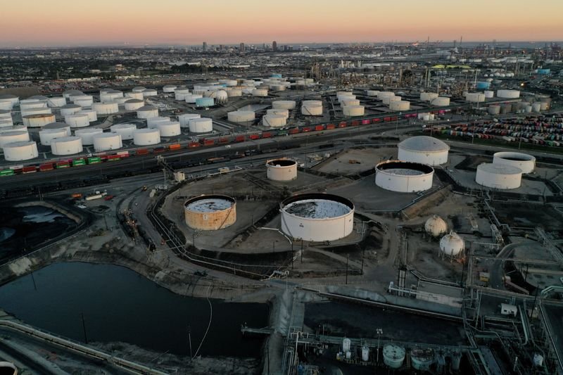 © Reuters. FILE PHOTO: Storage tanks for crude oil, gasoline, diesel, and other refined petroleum products are seen at the Kinder Morgan Terminal, viewed from the Phillips 66 Company