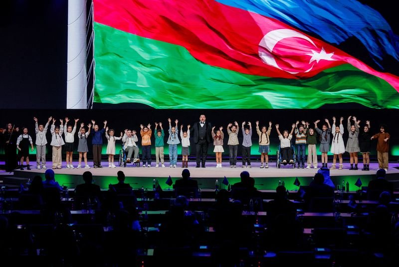 © Reuters. Children perform at the Opening Ceremony of the United Nations climate change conference COP29 in Baku, Azerbaijan November 12, 2024. REUTERS/Maxim Shemetov